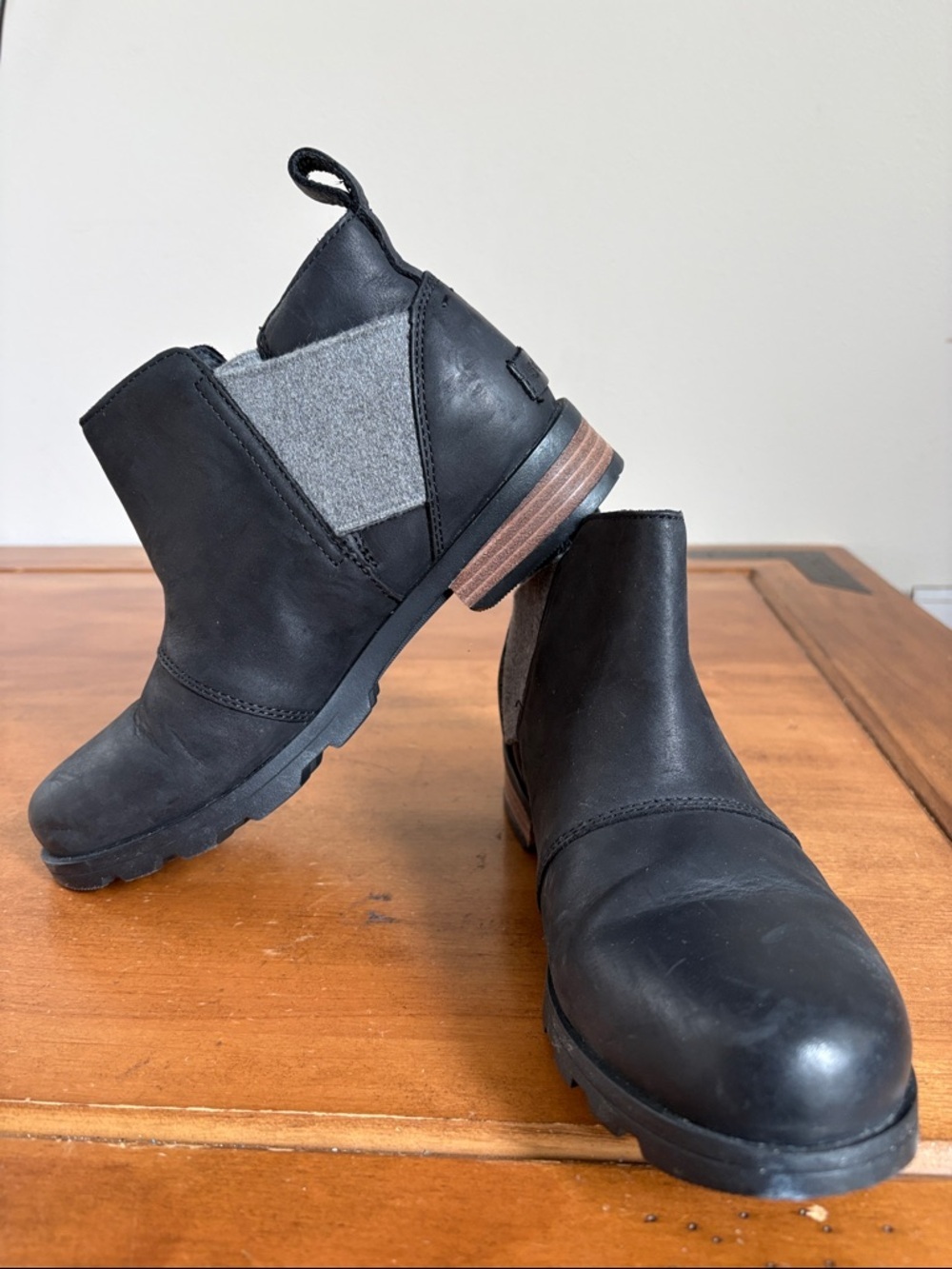 Sorel Emelie  Black Chelsea Leather Boots with Gray Elastic Panel Size 7.5